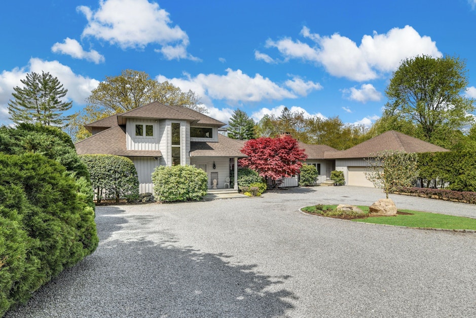 680 Weed Street, New Canaan, CT 06840, Presented by Mary Higgins, Brown